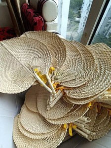 Éventail en paille naturelle, éventail en feuille de palmier, éventail en bambou du Vietnam pour se rafraîchir, les voyages et comme cadeau de festival - Product Image 5
