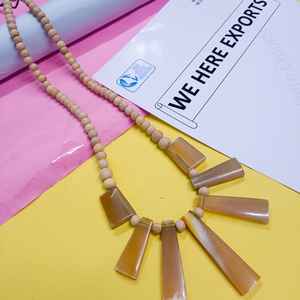 Collar Artesanal de Cuerno de Búfalo con Cuentas de Madera Natural y Colgantes Trapezoidales para Joyería de Estilo Étnico y Bohemio Elegante - Product Image 2