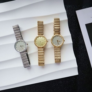Nuevo Reloj de Cuarzo para Mujer, Estilo Simple y Moderno, Corte de Rombo Artístico, Diseño Exclusivo de Lujo Ligero, Caja de Latón, Acrílico - Product Image 4