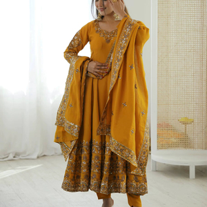 Traje Anarkali Rosa Estilo Bollywood con Seda Romana y Adornos de Lentejuelas - Product Image 1