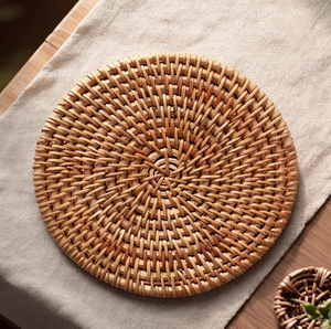 Sous-plats et dessous de plat en rotin faits à la main pour la cuisine et la restauration - Product Image 1