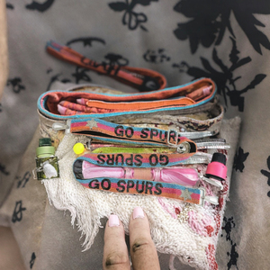 Correa de repuesto para bolso bandolera con bordado de cuentas doradas, texto en blanco y negro y cuentas de semilla tejidas a mano, estilo Saints - Product Image 2