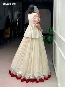 ชุดเลเฮนกา-เสื้อปักลายดิ้นและด้ายประดับเลื่อมผ้าไหมช็อกโกแลตดีไซน์หรูหรา พร้อมเสื้อโคติแบบเปปลัม จากซัพพลายเออร์ที่เมืองสุรัต - Product Image 3