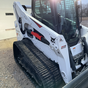 Chargeuse compacte sur pneus Bobcat T770 en stock, prête à être expédiée, engin de construction avec moteur, roulement, pompe et boîte de vitesses - Product Image 3