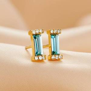 Boucles d'oreilles clous baguette aigue-marine en argent sterling 925 plaqué or 14K Vermeil, pierre de naissance de mars, délicates boucles d'oreilles bleues - Product Image 3