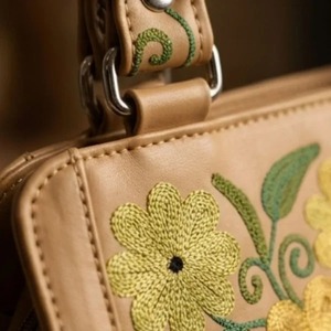 Bolso de mano con bordado Crewel de Cachemira — Cuero color canela con flora amarilla y verde - Product Image 5