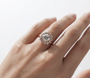 Bague de fiançailles halo en or massif 10K avec diamant rond de laboratoire 2,20 carats couleur E VVS2, Prêt pour la clarté, Bijoux fins - Product Image 1