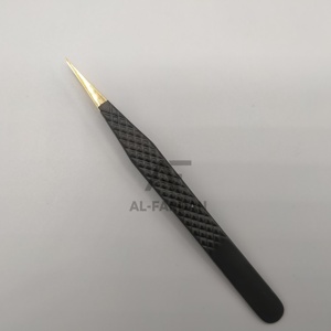 Pince à cils à pointe droite et fine, idéale pour l'isolation des bouquets, couleur noir mat, pointe dorée, avec emballage en tubes plastiques pour cils - Product Image 3