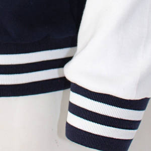 Chaqueta Varsity Personalizada de Lana para Hombre, con Cuero Auténtico, Color Negro con Logos, Parches y Etiquetas Impresos en Rojo - Product Image 3