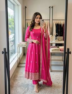 Robe de soirée de créateur en soie Chinon brodée avec des sequins, accompagnée d'un pantalon et d'un dupatta en soie Chinon, entièrement cousue, prête à porter. - Product Image 1