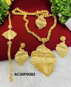 Conjunto de Collar con Colgante de Flor Chapado en Oro de 24K con Cadena de Cuerda y Bokul - Collar Moderno para Mujer/Unisex para Boda/Aniversario - Product Image 1