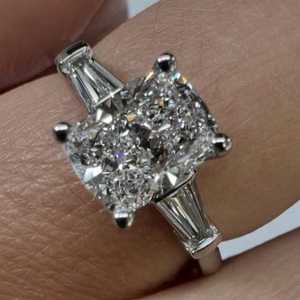 Bagues de fiançailles en diamant en or massif 14K 18K, serties à griffes, taille coussin, diamants de laboratoire, pour demande en mariage, mariage, bijoux de déclaration, fabricant de joaillerie fine - Product Image 5