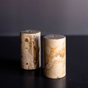 Ensemble de salière et poivrière en marbre, ensemble d'assaisonnements en marbre, vaisselle de luxe en marbre, shaker en pierre artisanal, décoration de cuisine moderne - Product Image 1