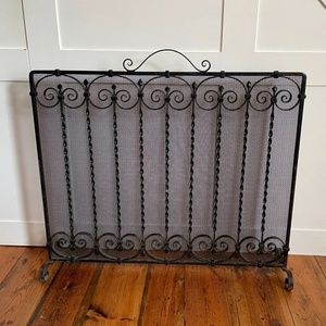 Paravent de cheminée en métal Regency, en fer forgé à la main, avec maille fine, protection anti-étincelles, bouclier de sécurité autoportant pour foyer - Product Image 2