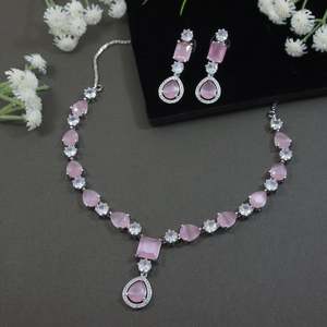 Conjunto de Joyería de Moda para Mujer - Collar y Pendientes de Circonia Cúbica con Diamantes Americanos AD0037ZPi - Product Image 1