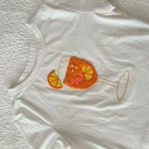 Top corto vintage bohemio de talla única con cuello en V para mujer, diseño hueco moderno, tejido de seda/raion, cinta antiencogimiento. - Product Image 1