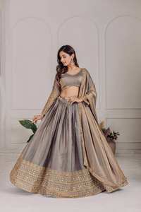 Tenue de mariée de qualité supérieure pour femme, Lehenga Choli semi-cousu avec broderies riches et dupatta en tulle, idéal pour les cérémonies de mariage - Product Image 3