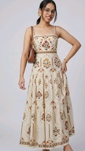 Impresionante vestido maxi étnico hecho a mano con estampados florales, tirantes y un elegante escote cuadrado, vestido largo maxi para mujer. - Product Image 2