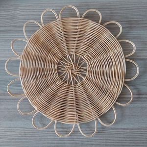 Sous-plat élégant en rotin naturel en forme de fleur, tressé à la main, pour table de salle à manger, décoration d'événements et de mariages - Product Image 6