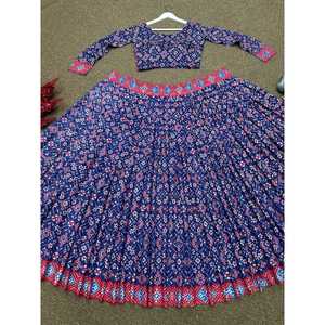 Magnifique Lehenga Choli et Koti traditionnels chinois pour les fêtes - Product Image 3