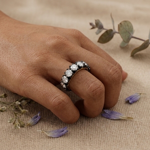 Bague d'anniversaire demi-éternité empilable en or jaune 14K avec 5 diamants de laboratoire et sertissage en rhodium noir - Product Image 6