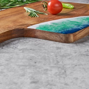 Planche à découper en bois avec incrustation de résine noire, planche de service et de découpe avec poignée pour la cuisine et le plateau à fromage - Product Image 3