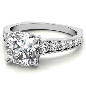 Bague de fiançailles et de mariage solitaire de luxe étincelante en moissanite taille coussin, plaqué or blanc sur argent, sertie à griffes - Product Image 3