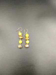 Pendientes Colgantes Amaira Jewels Chapados en Oro con Cuentas de Resina Amarilla y Perlas de Imitación, Joyería Vintage Hindú para Mujer - Product Image 1