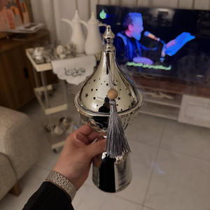 Brûle-encens élégant en argent avec motifs découpés complexes et une élégante touche de pompon pour la fragrance et la décoration de la maison - Product Image 4