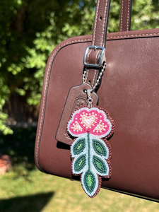 Porte-clés Breloque de Sac Cœur Floral Perlé, Tendance, Broderie Multicolore, Fait Main, Écologique, pour Fête Nationale et Remise de Diplôme - Product Image 2