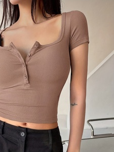 Haut court tendance pour femmes, conçu pour un port confortable et un look tendance au quotidien - Product Image 1