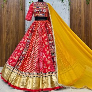 Lehenga Choli en coton mousseline épais à imprimé numérique avec broderie miroir véritable et dupatta en georgette, prix de gros par Royal Export - Product Image 6