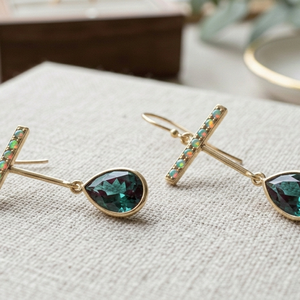 Boucles d'oreilles en pierre précieuse de forme poire verte avec opale blanche, argent sterling 925 plaqué or 18 carats, boucles d'oreilles statement faites à la main, bijoux pour femmes - Product Image 1