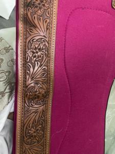 GN EXPORT Tapis de selle Western rose avec extérieur en coton, rembourrage en laine, garniture en cuir floral, doublure en polaire pour l'équitation synthétique - Product Image 2