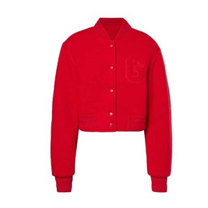 Veste universitaire rouge pour femme, col montant, fermeture boutonnée, coupe courte, style bomber, style urbain avec broderie chenille - Product Image 1