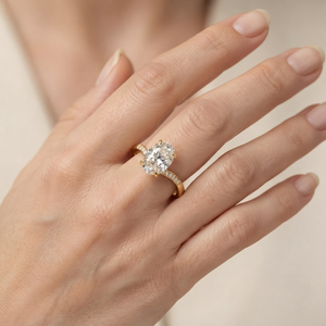 Anillo de Compromiso y Boda LY Clásico con Circonita Cúbica 5A de Corte Ovalado, Bañado en Oro Amarillo de 18K, con Tallo Curvo y Acentos Pavé, Promesa - Product Image 4