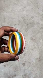 Brazalete de resina hecho a mano con rayas multicolores, forma redonda, joyería artesanal para mujeres y niñas - Product Image 4
