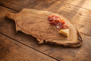 Tabla de Cortar Redonda de Madera de Olivo Ecológica con Asa para Preparación de Alimentos - Product Image 3