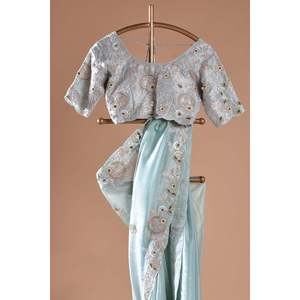 Saree แฟนซีที่มีหลายดอกเขียนโค้ดและเลื่อมทำงานเครื่องประดับอื่นๆของชาติพันธุ์ - Product Image 1