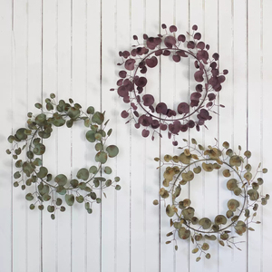 Trio de couronnes rustiques comprenant trois cadres en fil de fer ornés de feuilles d'eucalyptus texturées dans des tons vert, prune et or pour la décoration - Product Image 1