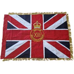 Le drapeau de la caserne présente une réplique des Couleurs du Régiment des Royal Inniskilling Fusiliers, un drapeau historique brodé. - Product Image 2
