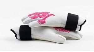 ถุงมือผู้รักษาประตูฟุตบอลสีขาว ลาเท็กซ์ สีชมพู ลายนูน 3 มิติ กันลื่น สายรัดข้อมือปรับได้ ปิดด้วยแถบตีนตุ๊กแก อุปกรณ์กีฬาสำหรับทุกเพศ - Product Image 4