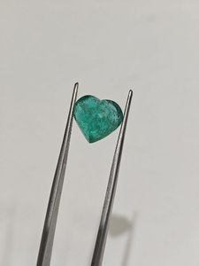 Esmeralda Zambiana en Forma de Corazón de 5.24 Ct, Gema Suelta Verde Natural para Anillos, Colgantes y Suministro al por Mayor - Product Image 2
