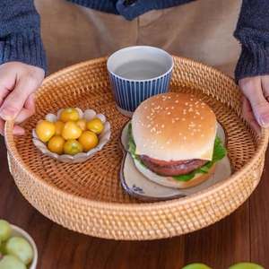 Plateau rond pliable en rotin tressé de qualité supérieure, idéal pour la salle de bain et le bureau, pour un service élégant et un rangement facile des aliments - Product Image 3