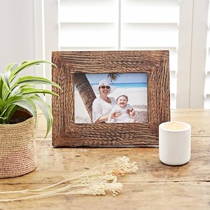 Cadre photo en bois artisanal au design intemporel pour portraits de famille, souvenirs de mariage et décoration intérieure - Product Image 5