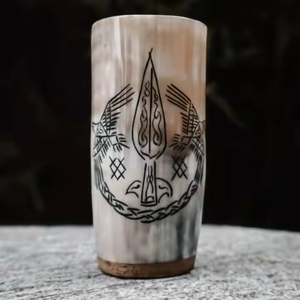 Verre artisanal écologique en corne naturelle avec motif d'oiseau et de runes gravés de REHMAN CRAFT Uttar Pradesh - Product Image 3