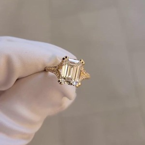 Bague de fiançailles en diamant de laboratoire émeraude 3,50 carats, pavé à double griffe fendue, couleur D-E-F, clarté VVS-VS pour femme - Product Image 1