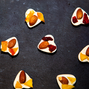 Vente en gros de chocolat composé blanc OEM avec saveur de yaourt à la fraise, noix et fruits secs assortis - Product Image 2