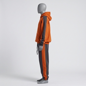 Conjunto Deportivo Oversize Gris Naranja para Hombre, Sudadera con Bolsillos Gris Oscuro, Pantalones Anchos Gris Oscuro, Paneles Laterales Naranja, Logotipo Varsity Blanco, Conjunto de 2 Tonos - Product Image 3