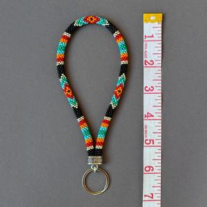 Cadena de muñeca geométrica con cuentas hecha a mano con conector plateado y llavero – Accesorio artesanal colorido para llaves y uso diario - Product Image 1